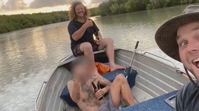Австралиец ушел от правосудия и попал в ловушку с крокодилами. Голый и истощенный он сидел на дереве, пока его не спасли рыбаки
