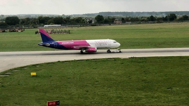 Самолет Wizz Air совершил аварийную посадку во Львове из-за проблем с передней стойкой шасси