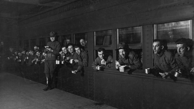 Уже понад століття кава — головний напій для солдатів. Не вірите? Ось історія кави від окопів світових воєн до сучасної передової в Україні — в архівних фото