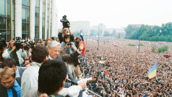 21 серпня 1991 року в Москві провалився ГКЧП, 24-го народилась незалежна Україна. Що відбувалося між цими датами та що під Білим домом робила «Українська сотня» — хроніка одного дня після путчу (архівний матеріал)