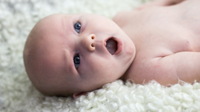 Исследование: Младенцы внимательнее слушают сюсюканье, чем взрослый тон — независимо от языка