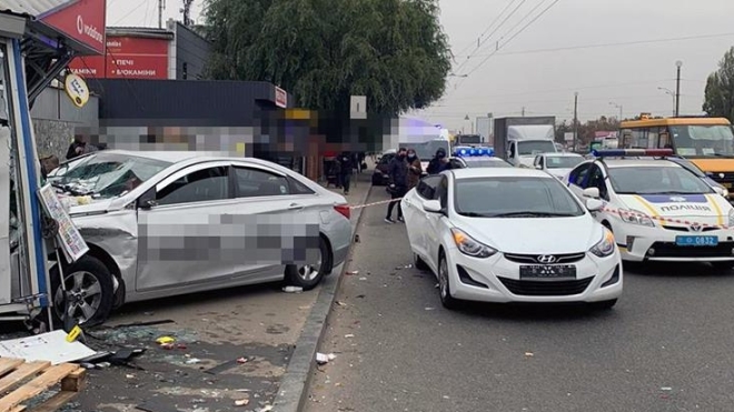 У Києві таксист влетів у зупинку громадського транспорту — дві жінки загинули