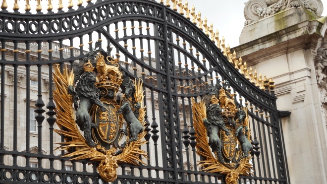 Телефон Samsung та фото з візиту Трампа. Працівника Букінгемського палацу засудили до 8 місяців вʼязниці за крадіжку