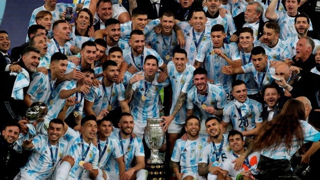 Сборная Аргентины по футболу побеждает Бразилию и добывает трофей Копа Америка