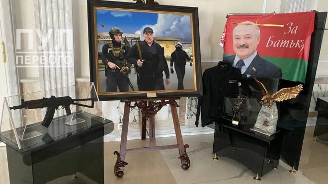 Лукашенко выставил в своей резиденции автомат, с которым «защищался» от беларусов