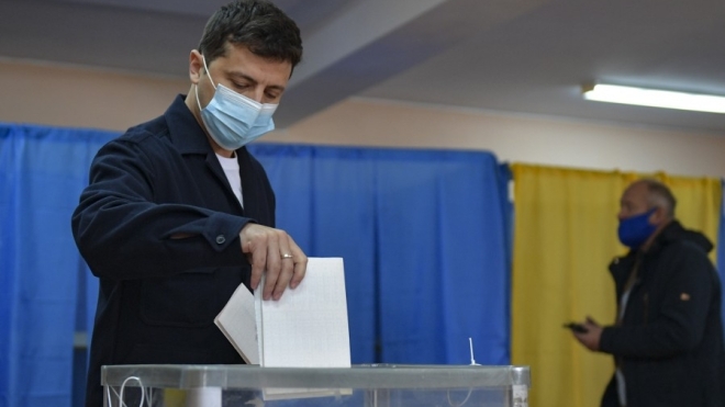 Супруги Зеленские проголосовали на местных выборах. Возле избирательного участка им наперерез выскочила полуобнаженная женщина