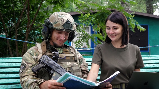 ”Nobody will come to solve everything for you.” Olena Chekryzhova left Donetsk in 2014, founded her own English language school, and now teaches Ukrainian fighters — hereʼs her story