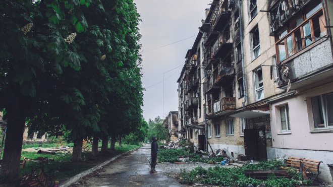 Військове містечко в Гостомелі росіяни окупували відразу після вторгнення і майже знищили його. Мешканці намагаються зрозуміти, як жити далі — репортаж «Бабеля»