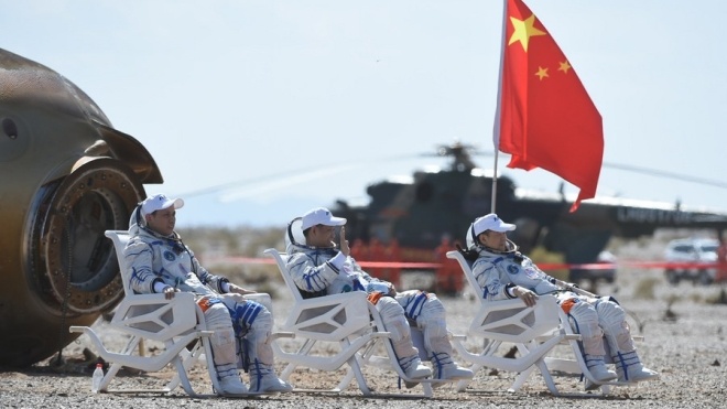 Китай успешно завершил первую пилотируемую миссию