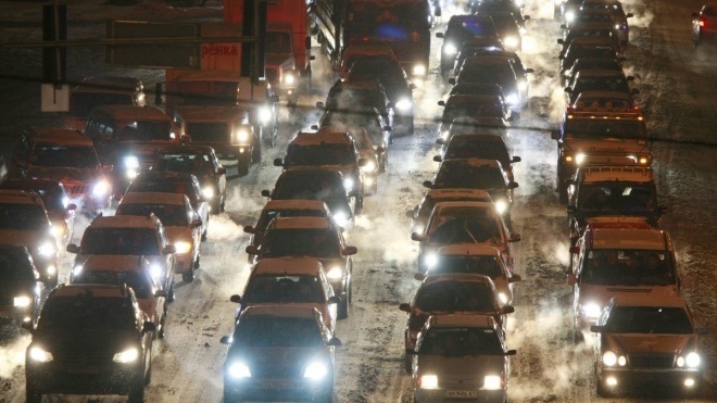 У Києві через снігопад кількість ДТП зросла вдвічі, утворивши численні затори. Де важко проїхати