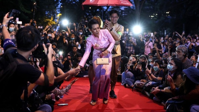 У Таїланді активістку засудили до двох років вʼязниці за образу королеви. Усе через рожеву сукню та червону доріжку