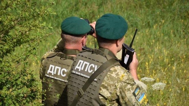 На границе с Россией неизвестные напали на украинских пограничников и отобрали их оружие