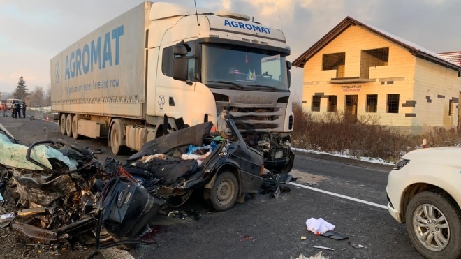 На Закарпатье легковой ВАЗ столкнулся с грузовиком — погибли пять человек, среди них двое детей