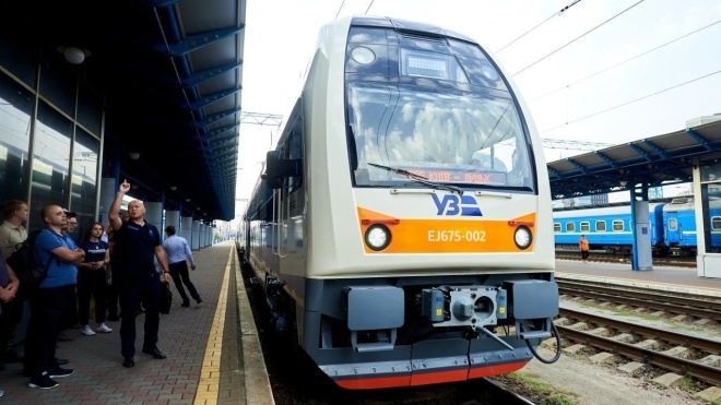 ”Ukrzaliznytsia” launched two modernized passenger trains. One of them has double-decker cars