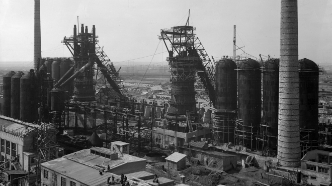 93 роки тому в СРСР стартувала перша пʼятирічка. Побудувати заводи-гіганти і «наздогнати» Захід Сталіну допомогли американські інженери та голодні селяни — історія в архівних фото