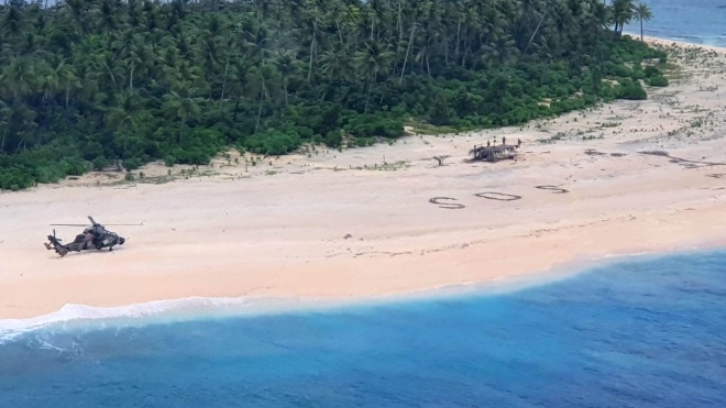 В Тихом океане спасатели обнаружили пропавших моряков по надписи SOS на песке