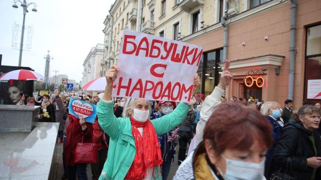 У Білорусі пенсіонери вийшли на марш проти Лукашенка. Силовики застосували гранати, сльозогінний газ і травматичну зброю