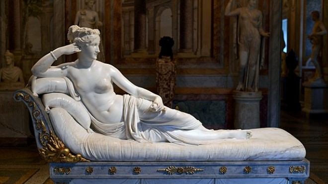 В Італії чоловік фотографувався зі статуєю XIX століття та зламав їй пальці на нозі