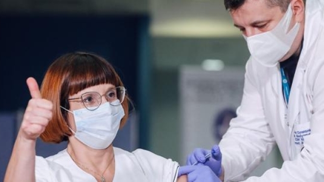 Польща розпочала вакцинацію від коронавірусу. Першими щеплення отримали медики