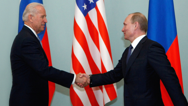 Прошли переговоры Джо Байдена с Владимиром Путиным. Для первого это дело не новое — почти 40 лет он пытается договориться с Москвой. О встречах Байдена с советскими и российскими лидерами — коротко