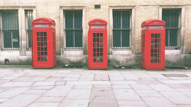 В Британии продают 4 тысячи красных телефонных будок, чтобы в них вдохнули новую жизнь. Каждую — за один фунт