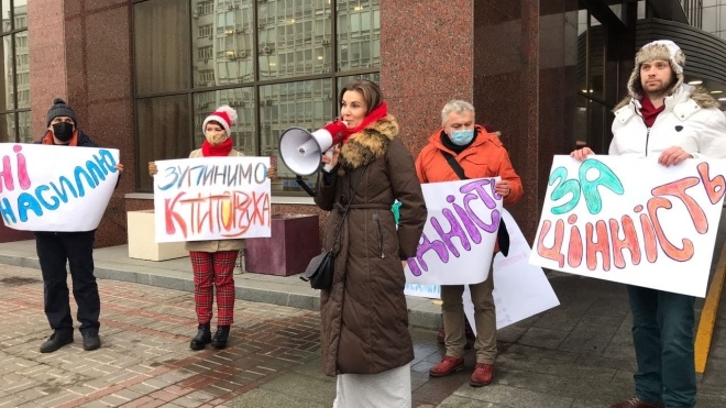 Під судом у Києві протестували проти звільнення фотографа Ктиторчука, підозрюваного у розбещенні неповнолітніх