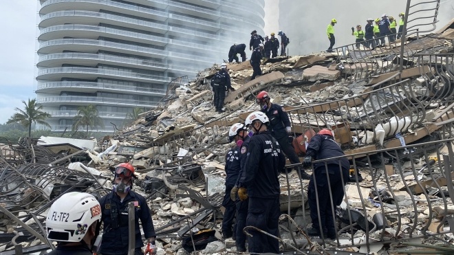 В США взорвали уцелевшую часть многоэтажки, которая обвалилась около Майами