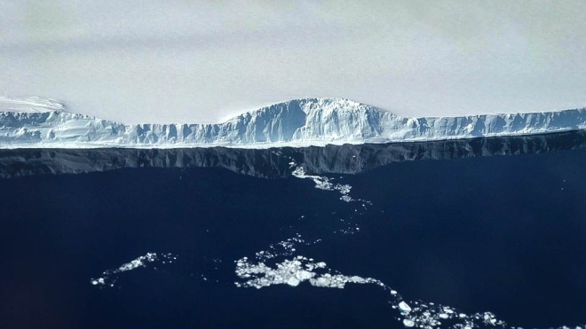 Один з найбільших айсбергів світу розколовся на дві частини. Але він досі може знищити екосистему острова