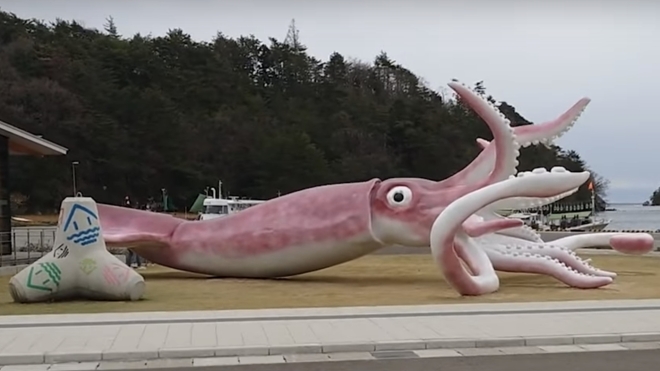 В японском городе на деньги для борьбы с пандемией установили статую кальмара