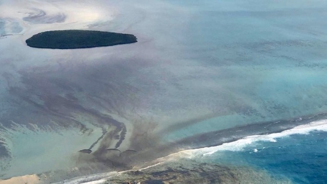 Танкер Wakashio сів на мілину біля берегів Маврикію, з нього витікає пальне. У країні оголосили надзвичайний екологічний стан