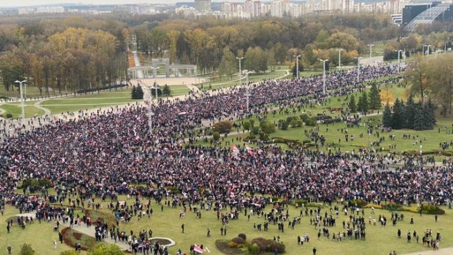 В Беларуси люди вышли на последний перед началом ультиматума марш — силовики стянули спецтехнику, начались задержания