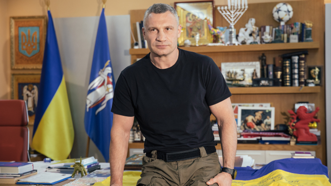 The occupiers approached Kyiv on February 24 — but the city defense repelled them. Now its mayor Vitaliy Klitschko prepares Kyiv for winter, receives threats from the Presidentʼs Office, and divorces his wife — an interview