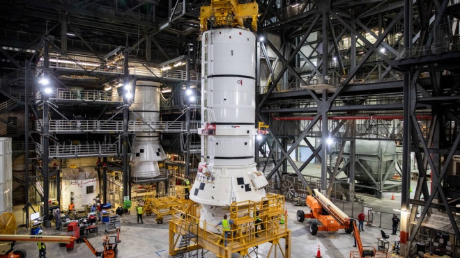 В центре NASA начали собирать сверхтяжелую ракету SLS для полетов на Луну