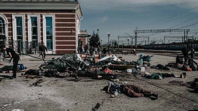 Війна росії з Україною. Від ракети окупантів на вокзалі у Краматорську загинули понад 50 людей, чиновники ЄС приїхали до Києва, а з Маріуполя продовжують вивозити людей до рф. День 45: онлайн «Бабеля»