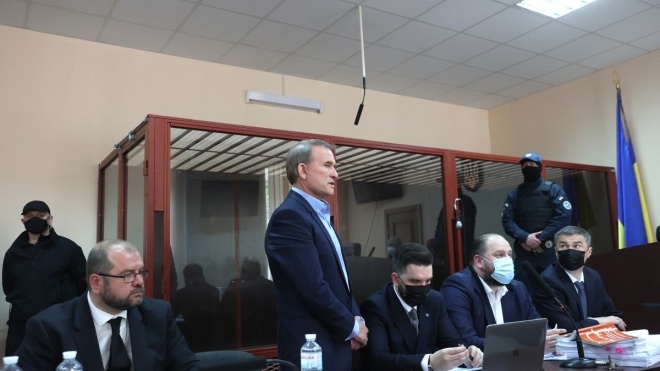Медведчук отвергает обвинения в пророссийскости. К суду стянули молодых людей, которых Кива называет «членами антифашистского движения»
