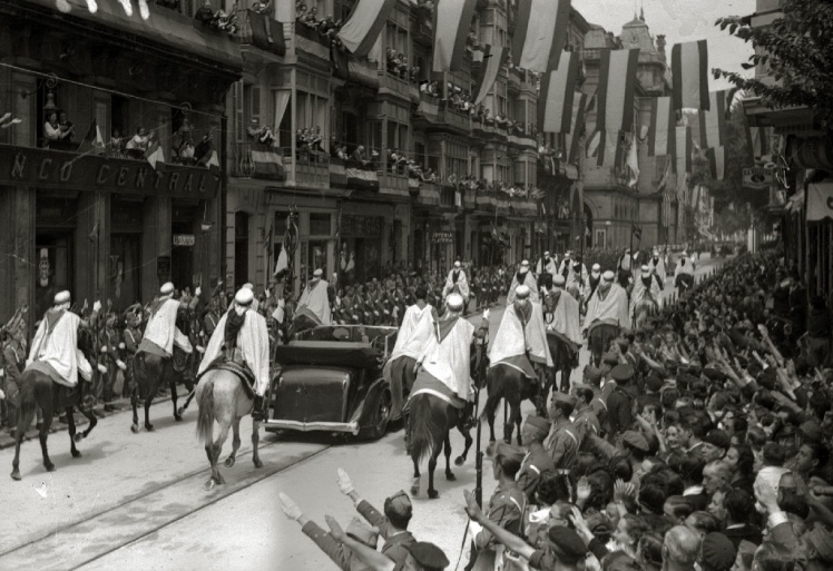 Франсіско Франко в супроводі гвардії відвідує місто Сан-Себастьян, 1939 рік.