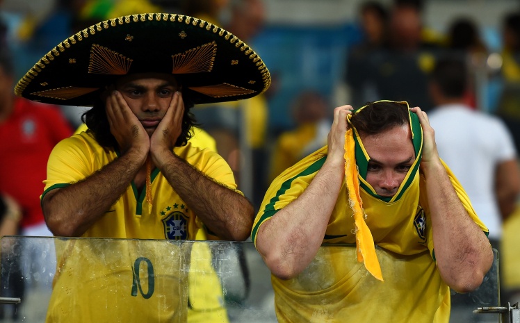 Бразильские фаны на стадионе «Минейран» после поражения в полуфинале домашнего Чемпионата мира, 8 июля 2014 года.