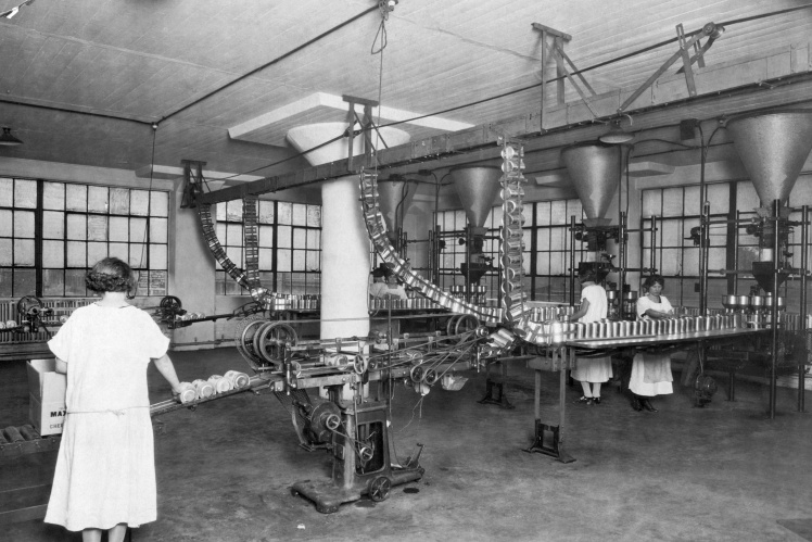 Працівниці консервного заводу на конвеєрі, 1918 рік.