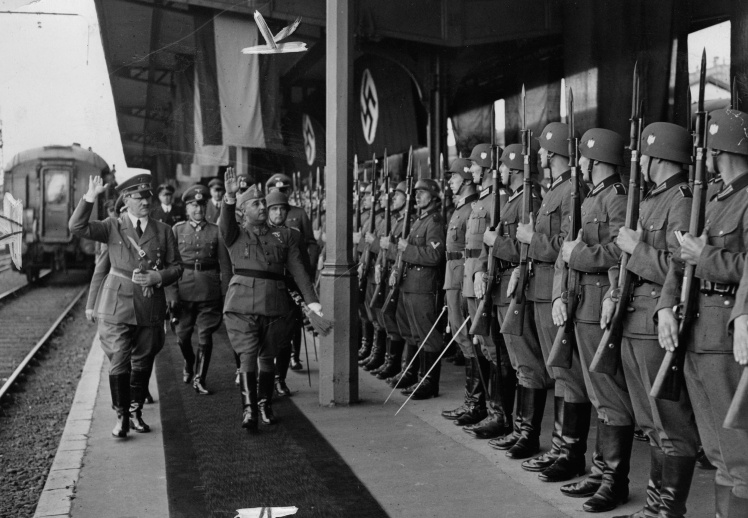 Единственная личная встреча Гитлера (слева) и Франко (справа) в городе Эндье на французско-испанской границе, 23 октября 1940 года.