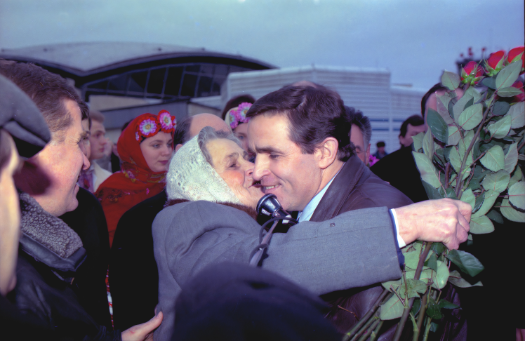 Leonid Kadenyuk hugs his mother during a meeting at Boryspil airport on January 12, 1998.