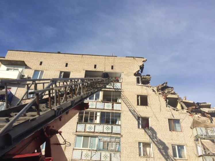 У Новій Одесі стався вибух у п’ятиповерховому житловому будинку, частина будівлі зруйнована.