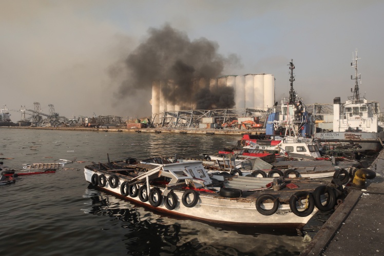 Остатки лодок в марине порта Бейрута сразу после взрыва на складе.