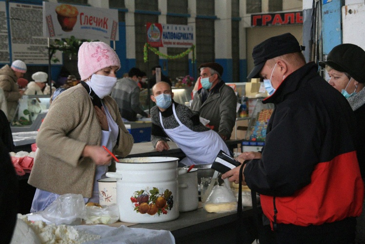 Покупці та продавці в масках на одному з ринків Тернополя, 31 жовтня 2009 року.