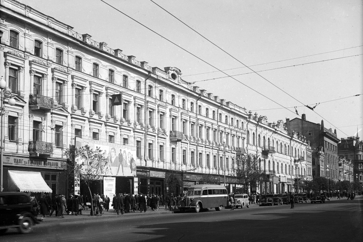 Крещатик между нынешними улицами Прорезной и Богдана Хмельницкого (справа виден «рыцарский дом»).