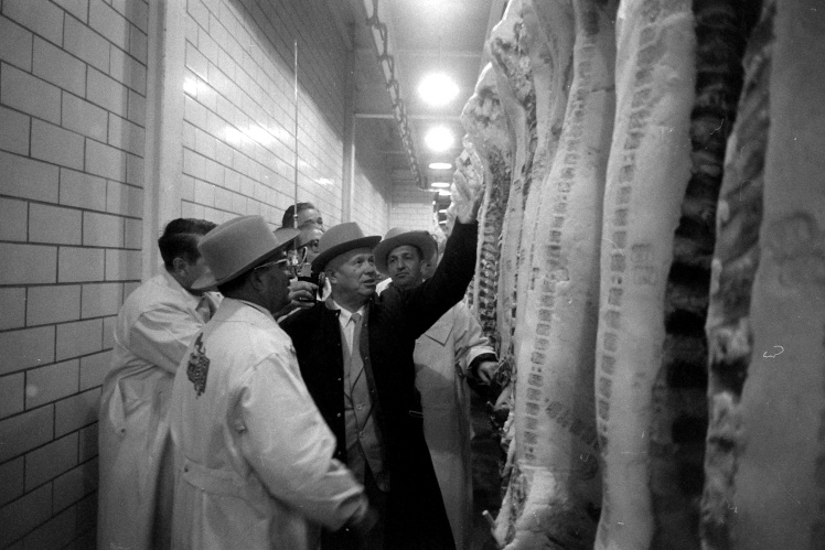 Никита Хрущев на скотобойне во время визита в США, сентябрь 1959 года.