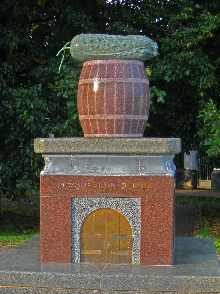 Памятник Нежинскому огурцу. Зеленый гранит, из которого сделан овощ, привезли из Италии.