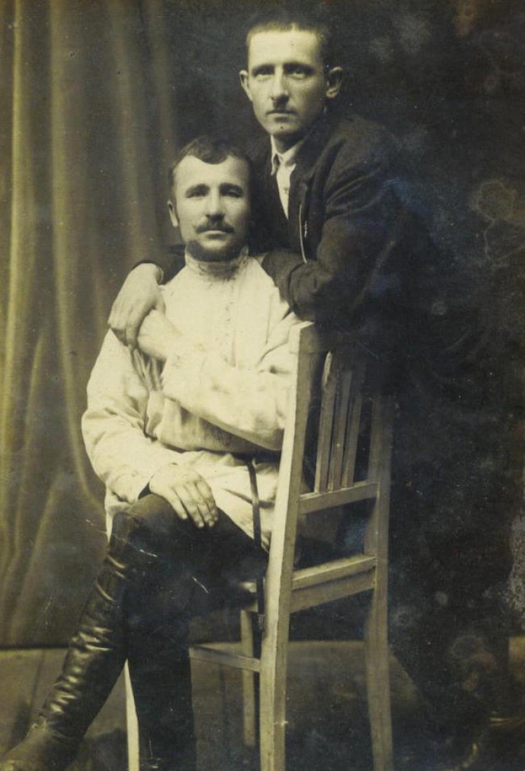 Представители сословия «простых» одного из петроградских гей-сообществ. Фото середины 1920-х годов.