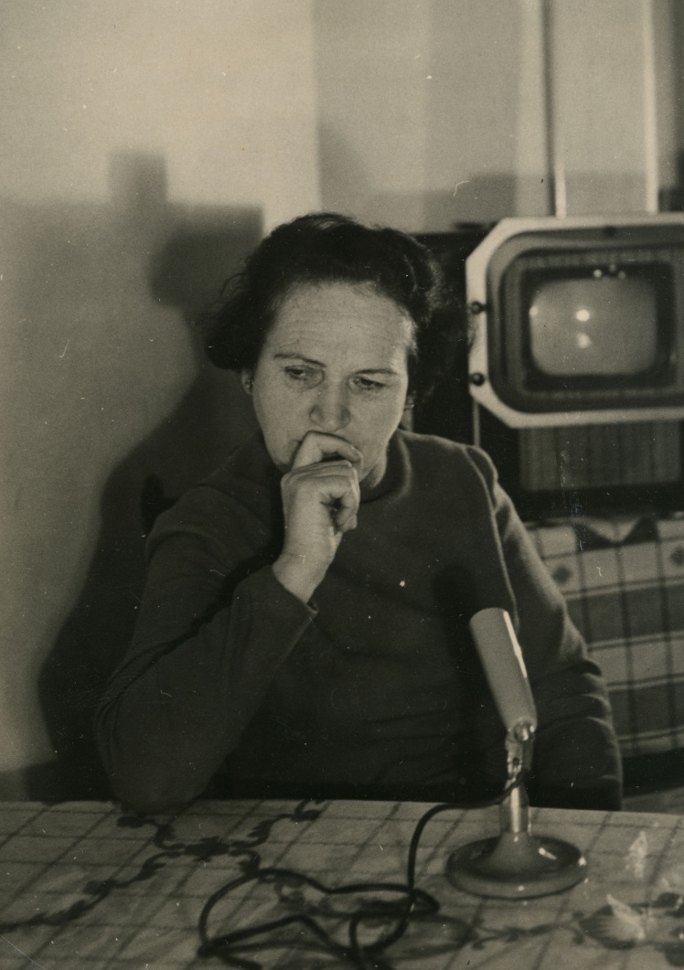 Дина Проничева в своем доме в Киеве дает первое интервью — журналу из Индии, 1949—1950 годы.