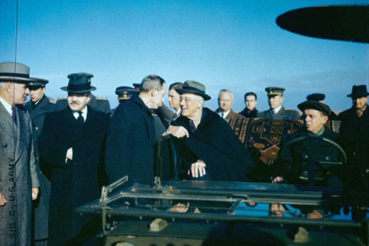 Советская делегация встречает Франклина Рузвельта на аэродроме в Саках, 3 февраля 1945 года.