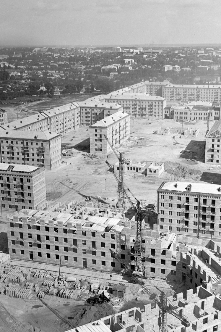 Общий вид строительства массива на Чоколовке в Киеве, 1958 год.